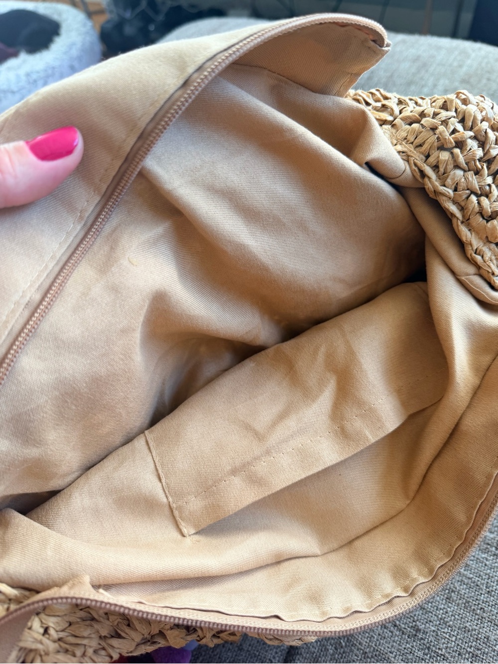 Woven Straw Bag with Pom Pom 🏖️ - Picture 3 of 4